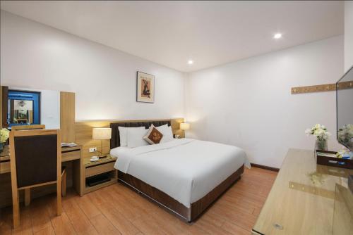 Postel nebo postele na pokoji v ubytování Lam Anh Hotel 3 Ngoại Giao Đoàn BT5-16