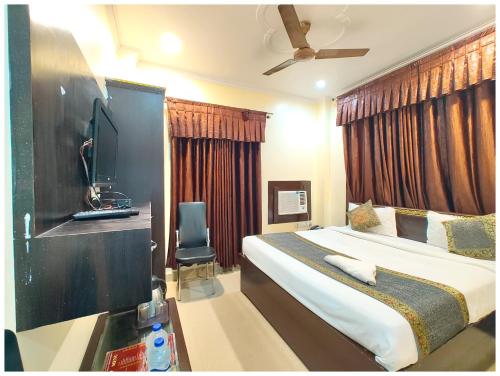 Cama o camas de una habitación en "VARANASI Hotel Ashoka Grand Near Railway Station & Baba Vishwanath Temple - Provided Hygiene & Spacious Rooms - #Restaurant # Wi-Fi #Parking & Excellent Customer Service - A Premium Hotel In VARANASI"