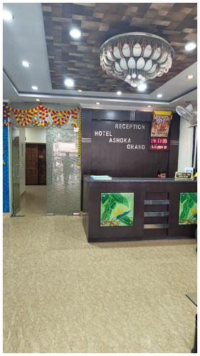 vestíbulo del hotel con recepción y lámpara de araña en "VARANASI Hotel Ashoka Grand Near Railway Station & Baba Vishwanath Temple - Provided Hygiene & Spacious Rooms - #Restaurant # Wi-Fi #Parking & Excellent Customer Service - A Premium Hotel In VARANASI", en Varanasi
