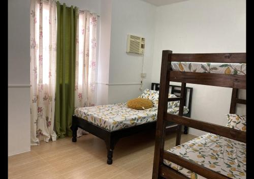 Ένα ή περισσότερα κρεβάτια σε δωμάτιο στο Bahay-Kapehan sa Villa