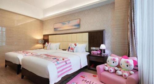 a hotel room with two beds and a couch at Fuzhou Xin Zi Yang Hotel in Fuzhou
