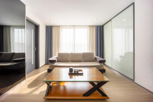 Uma área de estar em Shanshui Trends Hotel Zhaoqing Sports Center Qixingyan Scenic Area Branch