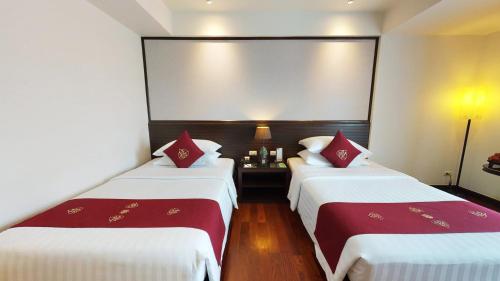 Postel nebo postele na pokoji v ubytování Tara Angkor Hotel