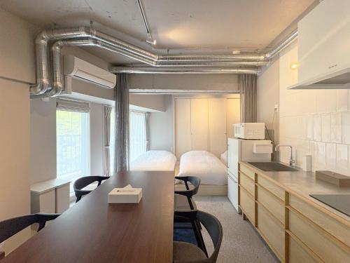 una cucina con tavolo e sedie in una stanza di Sendai Blank Hotel a Sendai