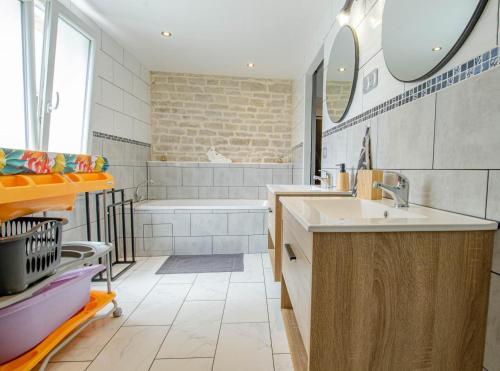 un baño con lavabo y bañera en Au vieux bahut, 