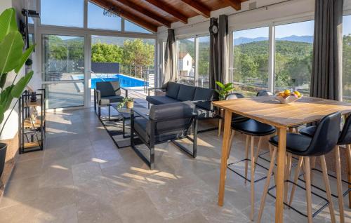 Istumisnurk majutusasutuses Nice Home In Medov Dolac With Sauna