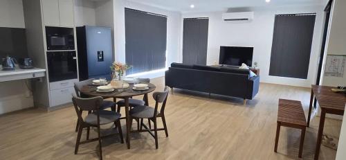 Una sala de estar con una mesa y sillas y un sofá. en Bloomfield, en Westfield