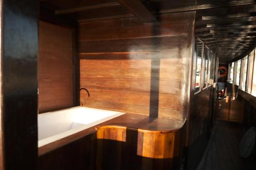 eine Badewanne im hinteren Teil eines Bootes in der Unterkunft Behike Luxury Phinisi in Mantaak