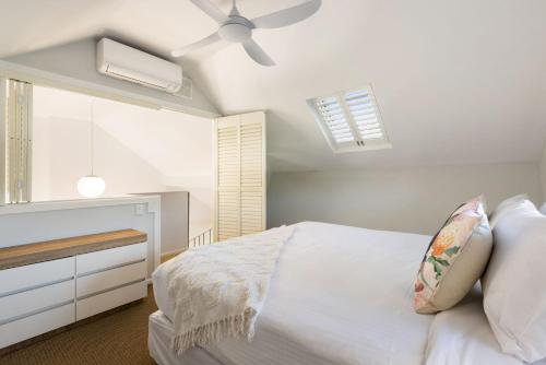Postel nebo postele na pokoji v ubytování Byron Bay Beachfront Holiday Apartments Loft 11