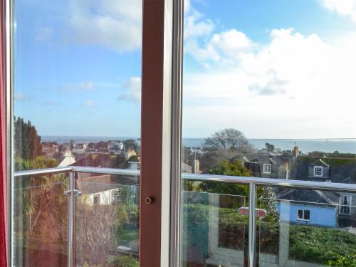 ein Fenster mit Blick auf eine Stadt in der Unterkunft Pollendor in Falmouth