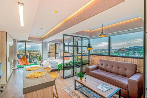 a living room with a couch and a bed at Edificio Habitare Cristales Cali 2 in Cali