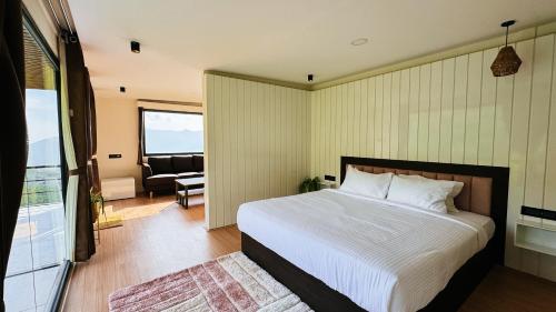 Ein Bett oder Betten in einem Zimmer der Unterkunft Tomorrowland Farms and Suites