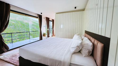 Ein Bett oder Betten in einem Zimmer der Unterkunft Tomorrowland Farms and Suites