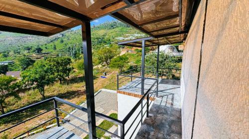 Ein Balkon oder eine Terrasse in der Unterkunft Tomorrowland Farms and Suites