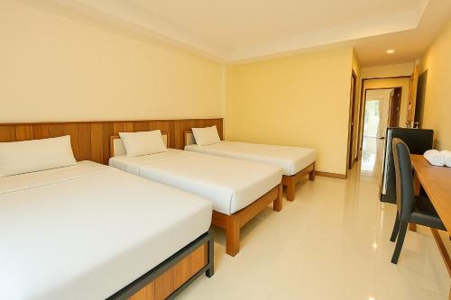 Postel nebo postele na pokoji v ubytování PalmHug Hotel