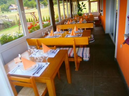 Reštaurácia alebo iné gastronomické zariadenie v ubytovaní Plitvice Pension Perisic