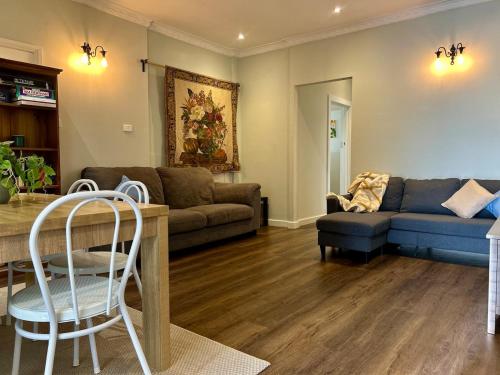 Χώρος καθιστικού στο Hove Smart Stay, Attached 2 bed apartment, South Australia