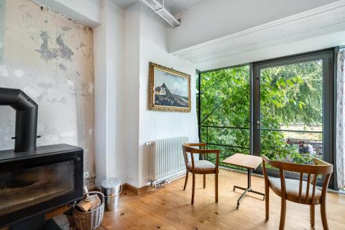 a living room with a fireplace and a table and chairs at Fewo Boho in der Altstadt in Pirna
