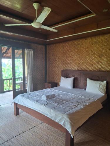 En eller flere senge i et værelse på Rice paddy bungalow