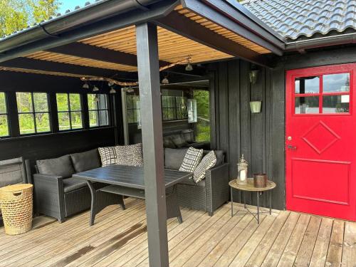 Kawasan patio atau luaran di Stuga med sjöutsikt och egen brygga!
