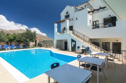 une villa avec une piscine et une maison dans l'établissement Olive Tree, à Kíssamos
