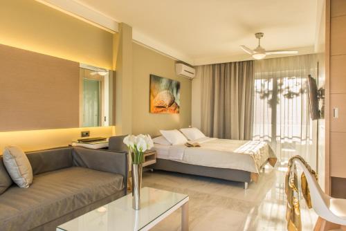 Cama ou camas em um quarto em Forum Suites