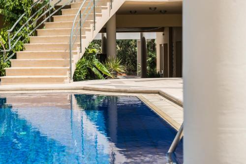 A piscina localizada em Forum Suites ou nos arredores