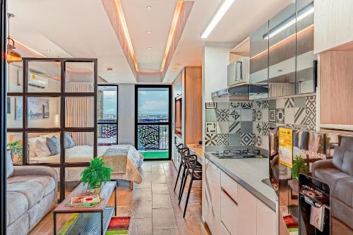 a kitchen and living room with a couch and a table at Edificio Habitare Cristales Cali 2 in Cali
