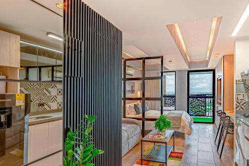 a living room with a couch and a table at Edificio Habitare Cristales Cali 2 in Cali