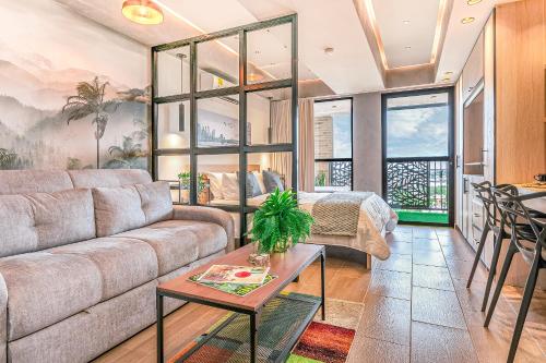 a living room with a couch and a table at Edificio Habitare Cristales Cali 2 in Cali
