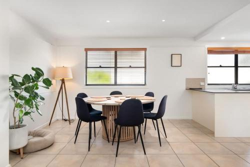 a dining room with a table and chairs at Inner City Townhouse in Brisbane