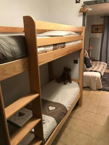 quelques lits superposés dans une chambre dans l'établissement STUDIO POINTE DES ARAVIS 4 PERS HTE-SAVOIE, à Saint-Gervais-les-Bains