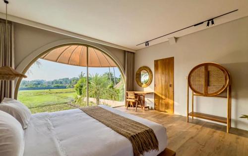 Ένα ή περισσότερα κρεβάτια σε δωμάτιο στο 5 Br Villa View On Ricefield, Pool, Sauna Jacuzzi