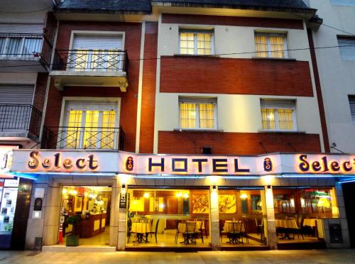 un hotel con una señal de hotel frente a un edificio en Hotel Select en Mar del Plata