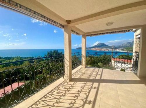 Un balcón de una casa con vista al mar. en Villa Maja, en Sutomore