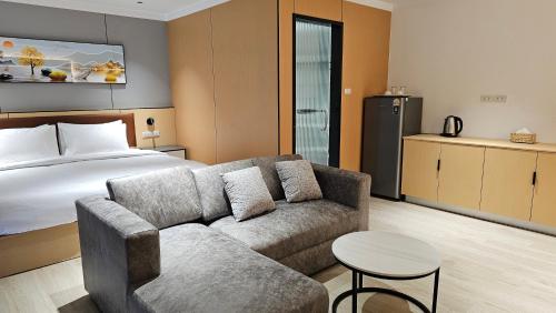 a living room with a couch and a bed at Banana Guesthouse South Pattaya in Pattaya