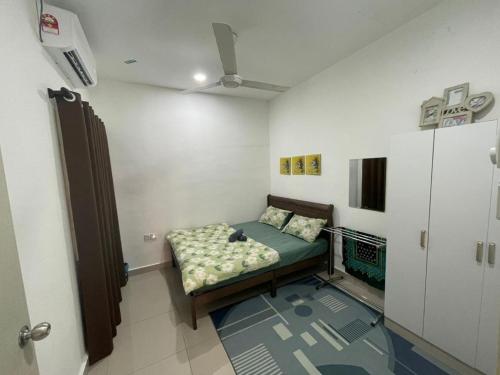 Ένα ή περισσότερα κρεβάτια σε δωμάτιο στο Homestay Azirah-musleem preferred