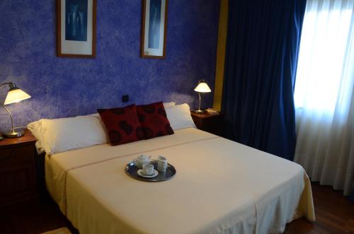 Hotel Tikar tesisinde bir odada yatak veya yataklar