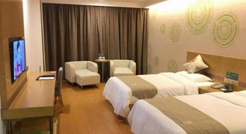 a hotel room with two beds and a desk and chairs at GreenTree Inn Nantong University Industrial Expo City Express Hotel in Nantong