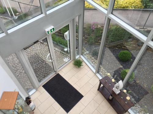 an overhead view of a patio from a building at Weinhotel Römerbad in Bad Salzuflen