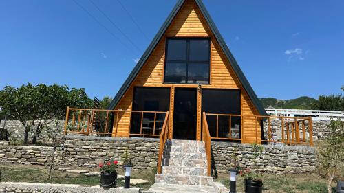 Fshati i RiにあるNora's Chaletの木造の屋根