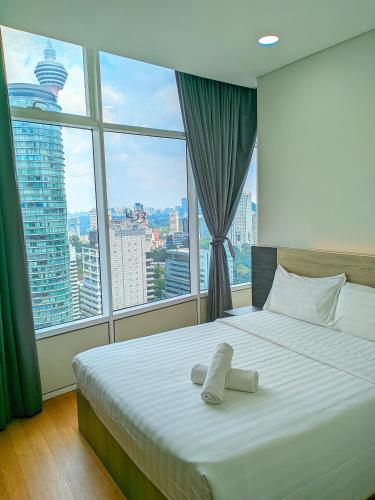 En eller flere senge i et værelse på Sky Suites KLCC Suites Apartment