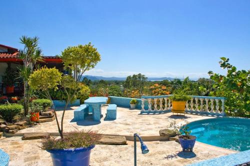 a backyard with a swimming pool and a garden at Hillhouse in Río San Juan