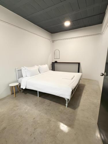 a large white bed in a white room at Yellow Place Sukhumvit Soi 2 BTS Nana - เยลโล เพลส สุขุมวิท ซอย 2 บีทีเอส นานา in Bang Kapi