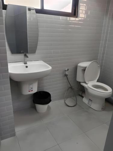 a bathroom with a toilet and a sink at Yellow Place Sukhumvit Soi 2 BTS Nana - เยลโล เพลส สุขุมวิท ซอย 2 บีทีเอส นานา in Bang Kapi