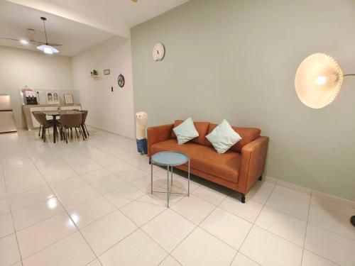 un salon avec un canapé et une table dans l'établissement Cozy Batu 4-Game, Neflix, Water Dispenser, à Keluang