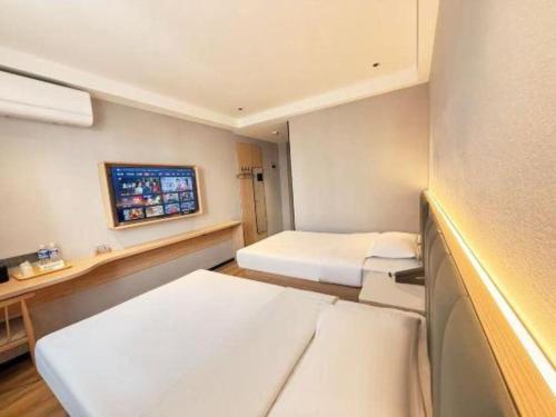 Un ou plusieurs lits dans un hébergement de l'établissement GreenTree Inn Jiangsu Xuzhou Jinshan Bridge Building Jinqiao Road Express Hotel