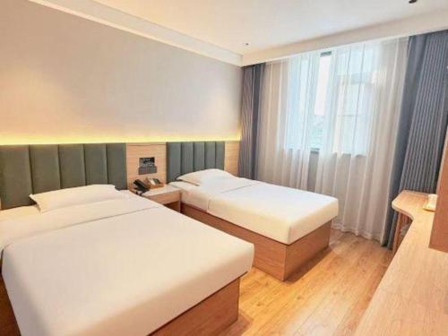 Un ou plusieurs lits dans un hébergement de l'établissement GreenTree Inn Jiangsu Xuzhou Jinshan Bridge Building Jinqiao Road Express Hotel