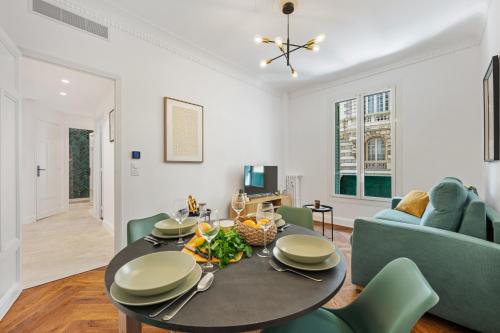 un salon avec une table et un canapé dans l'établissement Chic 2-room apartment - Place du Pin, à Nice