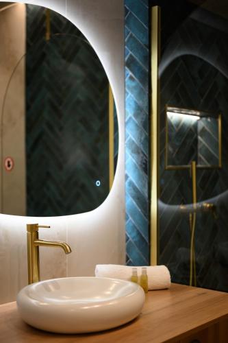 une salle de bain avec un lavabo blanc et un miroir dans l'établissement Chic 2-room apartment - Place du Pin, à Nice